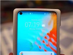 أونر تستعرض هاتف Honor V20 أول هاتف لها بثقب في الشاشة