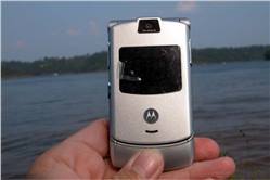 هاتف موتورولا RAZR قد يعود هذا العام كهاتف ذكى قابل للطى باهظ الثمن