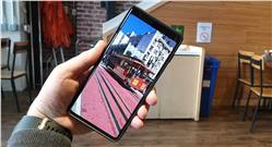 تستطيع إخفاء ثقب الكاميرا في هواتف سامسونج Galaxy S10 مثل إخفاء النوتش