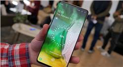 هاتف Galaxy S10+ يستقبل أول تحديث له