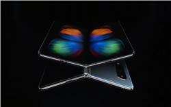 سامسونج ترد على هواوى : تصميم Galaxy Fold أفضل من تصميم Mate X