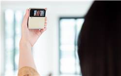 سامسونج تكشف عن هاتفها القابل للطي الأصغر Galaxy Z Flip3