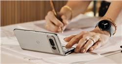 جوجل تعلن عن هاتفها القابل للطي Pixel Fold بمعالج Tensor G2 وسعر 1800 دولار وساعة هدية