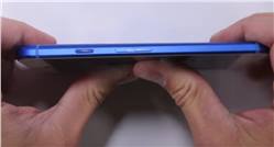 شاهد إختبار الخدش والحرق والإنحناء لهاتف جوجل Pixel