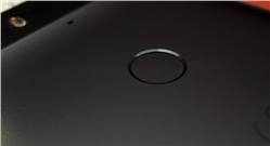 جوجل قد تجلب ميزة السحب على قارئ البصمة لهاتفي Nexus 6P و 5X